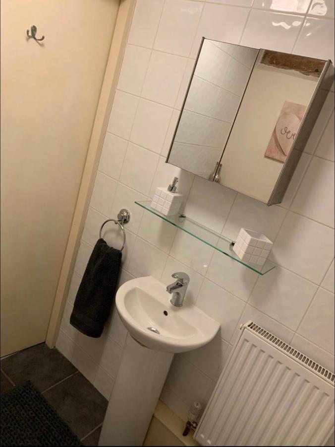Studio Double. Own Bathroom, Shared Kitchen Беудли Экстерьер фото